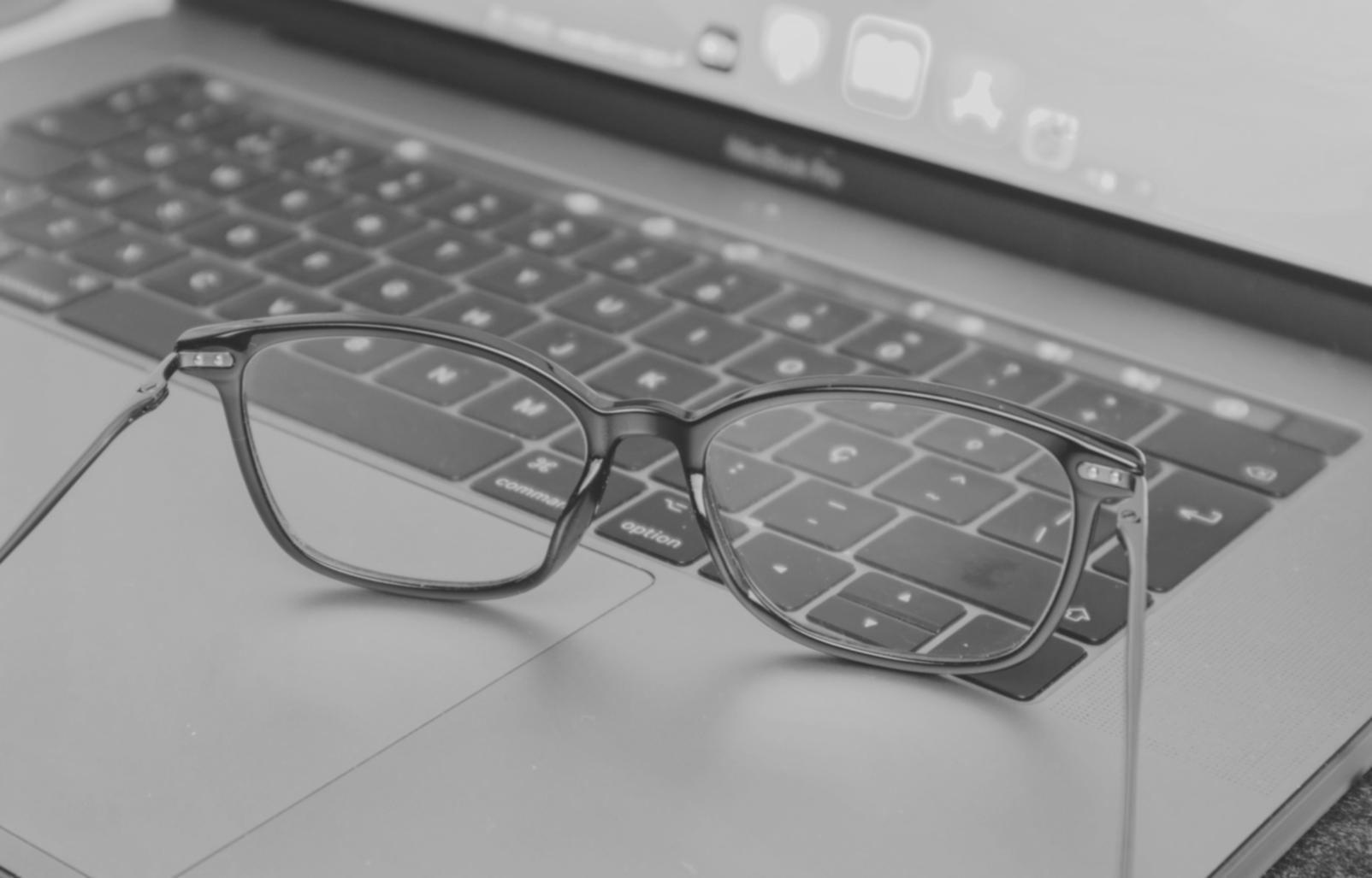 Documentos financieros y calculadora sobre mesa de oficina
